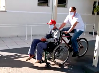 Bicicleta adaptada proporciona passeios para idosos cadeirantes em Instituição de PG