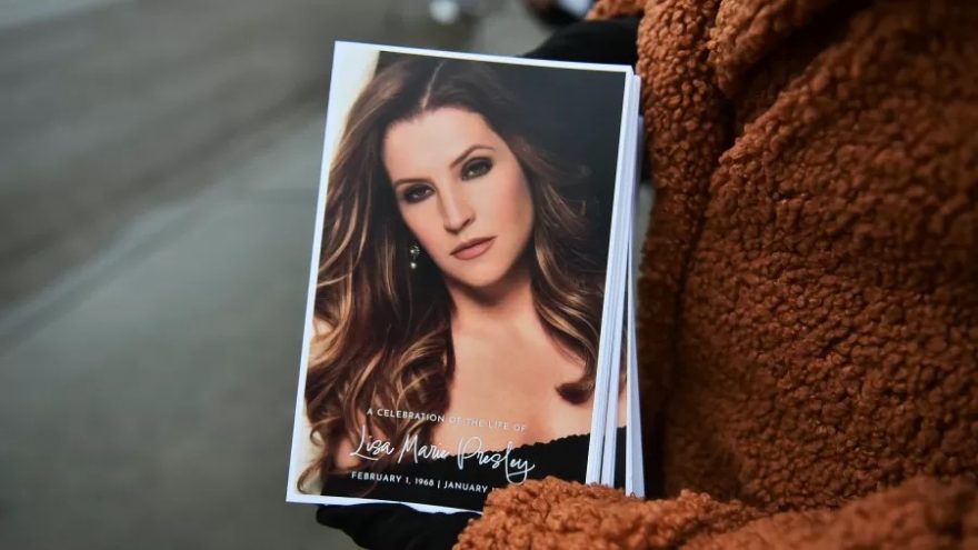 Filha de Lisa Presley emociona web ao publicar homenagem a mãe