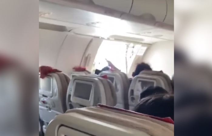 Passageiro que abriu porta de avião em pleno voo diz que 'se sentia sufocado'  a bordo, Page Not Found